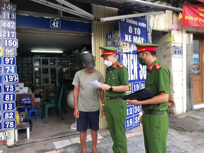 Công an quận Hoàn Kiếm tăng cường kiểm tra, yêu cầu các cơ sở kinh doanh cam kết không mua bán, nhận làm biển kiểm soát xe giả