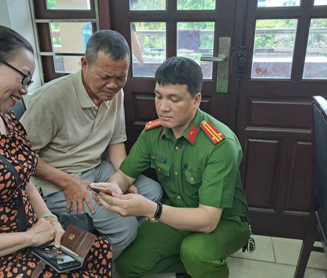 Trung tá Nguyễn Anh Tuấn luôn chú trọng bám sát địa bàn, thường xuyên thăm hỏi nhân dân
