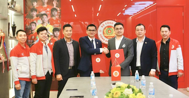 HLV Kiatisak cùng đại diện lãnh đạo, cổ động viên CLB Công an Hà Nội trong ngày ký kết hợp đồng