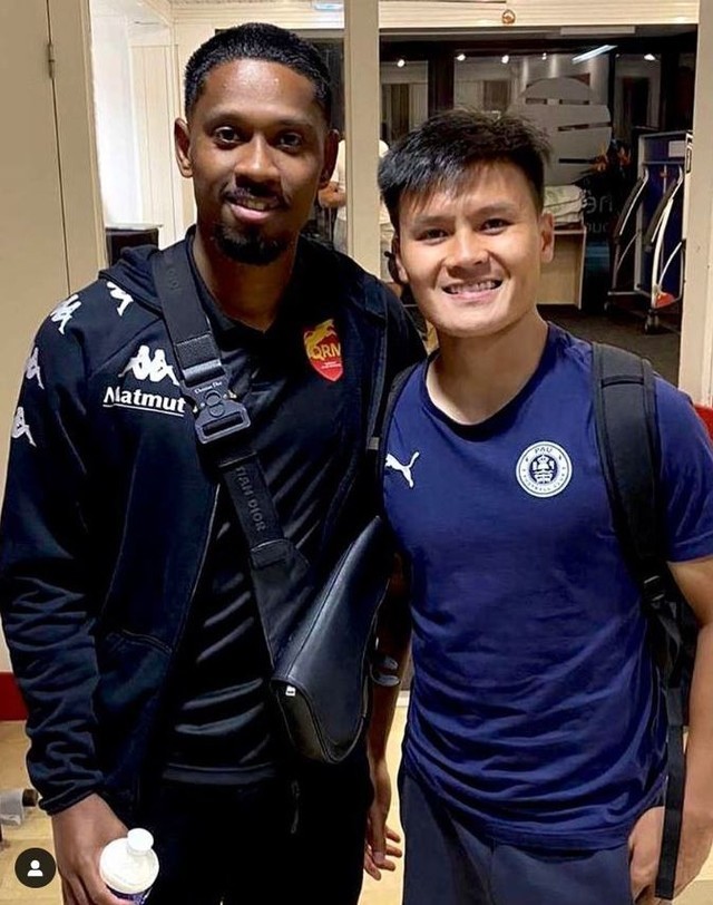 Jason Quang-Vinh Pendant (trái) chụp ảnh cùng Nguyễn Quang Hải hồi năm 2022, thời điểm cả hai cùng chơi bóng tại Ligue 2