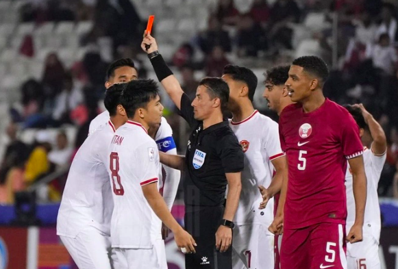 U23 Indonesia (áo trắng) nhận tới 2 thẻ đỏ chỉ trong trận ra quân