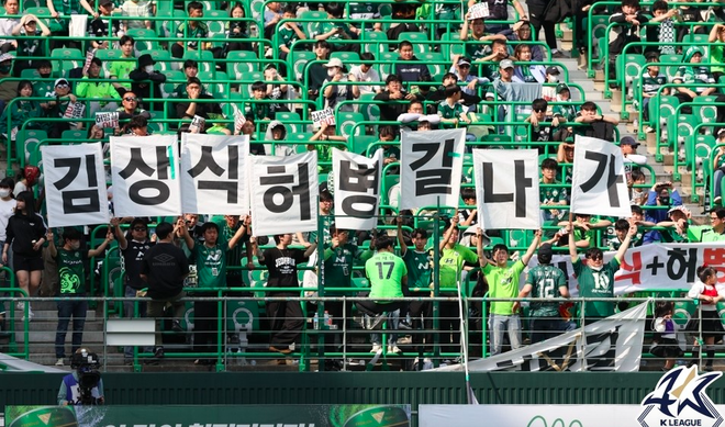 Cổ động viên Jeonbuk chặn xe buýt đội nhà, căng băng rôn yêu cầu HLV trưởng Kim Sang-sik từ chức ở mùa giải 2023