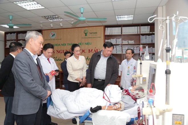 Thứ trưởng Bộ Y tế Đỗ Xuân Tuyên thăm hỏi bệnh nhân và chúc Tết tại Bệnh viện Đa khoa Đức Giang
