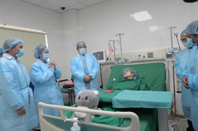 Bộ trưởng Bộ Y tế Đào Hồng Lan thăm bệnh nhân được ghép phổi ngày 30 Tết ở Bệnh viện Phổi Trung ương