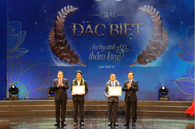Chủ tịch nước Võ Văn Thưởng và Phó Chủ tịch Thường trực Quốc hội Trần Thanh Mẫn trao Giải đặc biệt cho hai tác giả