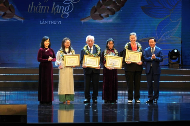 Phó Thủ tướng Trần Hồng Hà và Bộ trưởng Bộ Y tế Đào Hồng Lan trao Giải Nhì cho tác giả đoạt giải và nhân vật trong tác phẩm
