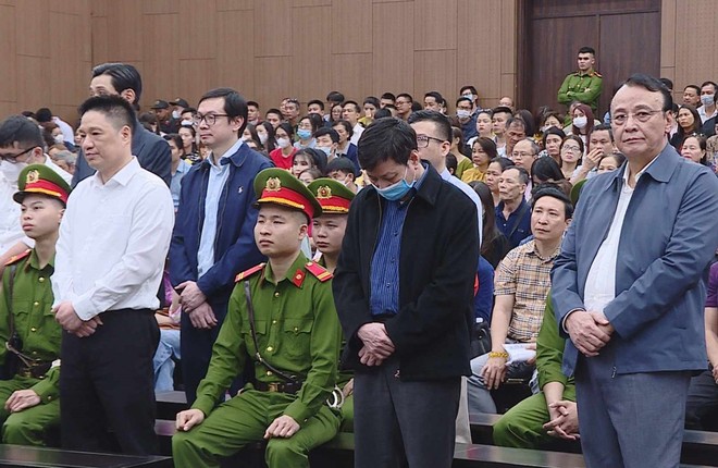 Chủ tịch Tân Hoàng Minh - bị cáo Đỗ Anh Dũng (ngoài cùng bên phải) khi Tòa tuyên án.