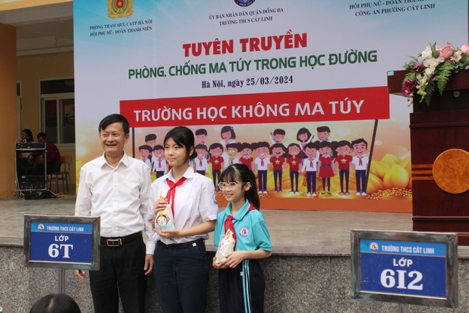 Thầy Trần Quốc Hải, Hiệu trưởng trường THCS Cát Linh trao quà cho các em học sinh có câu trả lời đúng