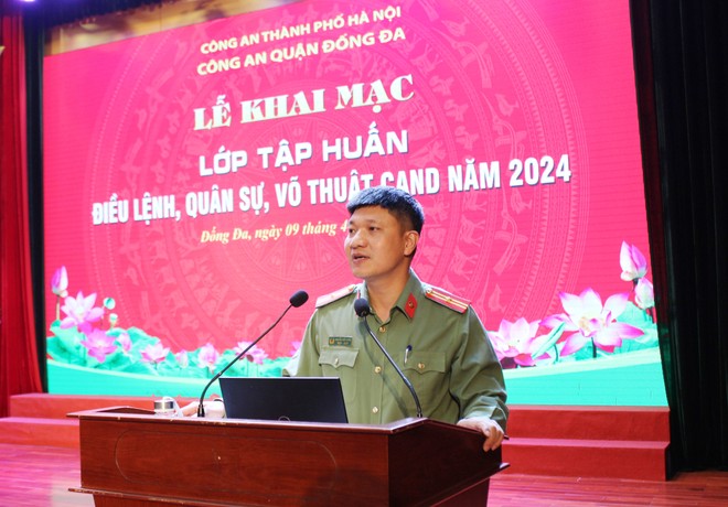 Thiếu tá Nguyễn Tiến Hưng, cán bộ Phòng Công tác Đảng, công tác chính trị hướng dẫn nội dung tập huấn