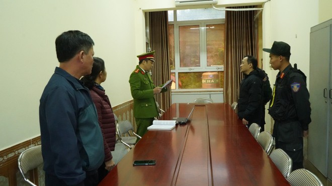 Cơ quan Công an thi hành lệnh bắt bị can để tạm giam đối với Hoàng Quang Phú