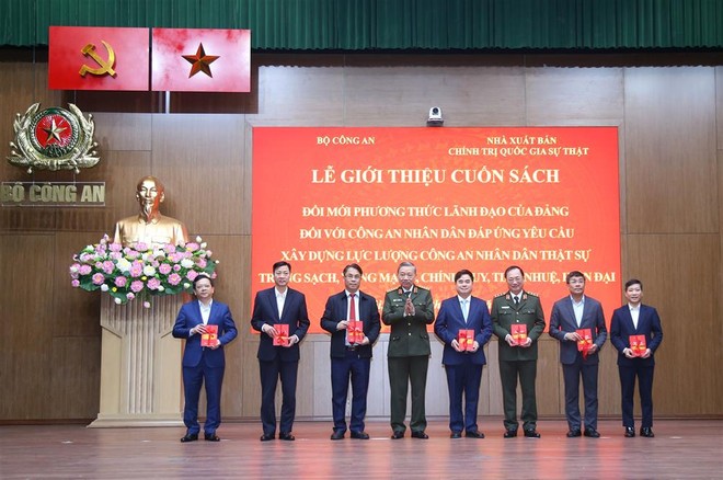 Bộ trưởng Tô Lâm trao sách tặng đại diện một số ban, bộ, ngành Trung ương