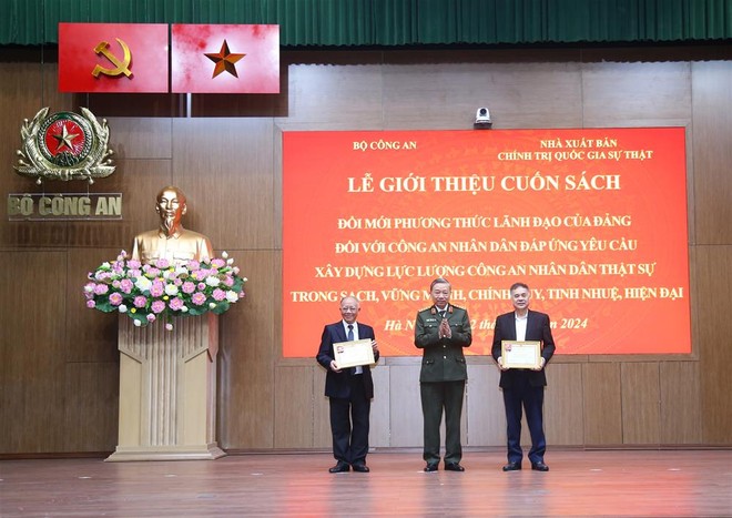 Bộ trưởng Tô Lâm trao Kỷ niệm chương “Bảo vệ an ninh Tổ quốc” tặng các cá nhân