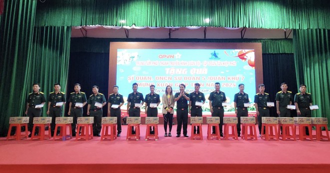 Chỉ huy Sư đoàn Bộ binh 5 (Quân khu 7) và đại diện Công ty Tân Hiệp Phát tặng quà Tết các sĩ quan, quân nhân chuyên nghiệp có hoàn cảnh khó khăn đang làm nhiệm vụ tại biên giới Tây Ninh