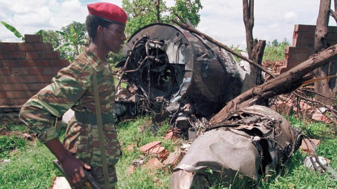 Hiện trường vụ máy bay chở Tổng thống Juvenal Habyarimana rơi ngày 6-4-1994, ngòi nổ cho các hoạt động thảm sát ở Rwanda