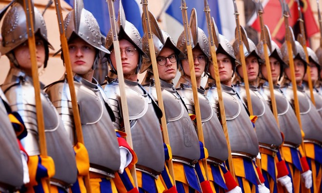 Lực lượng Vệ binh Thụy Sĩ hiện chỉ có 135 người, vừa thực hiện nghi lễ, vừa trực tiếp bảo vệ Giáo hoàng