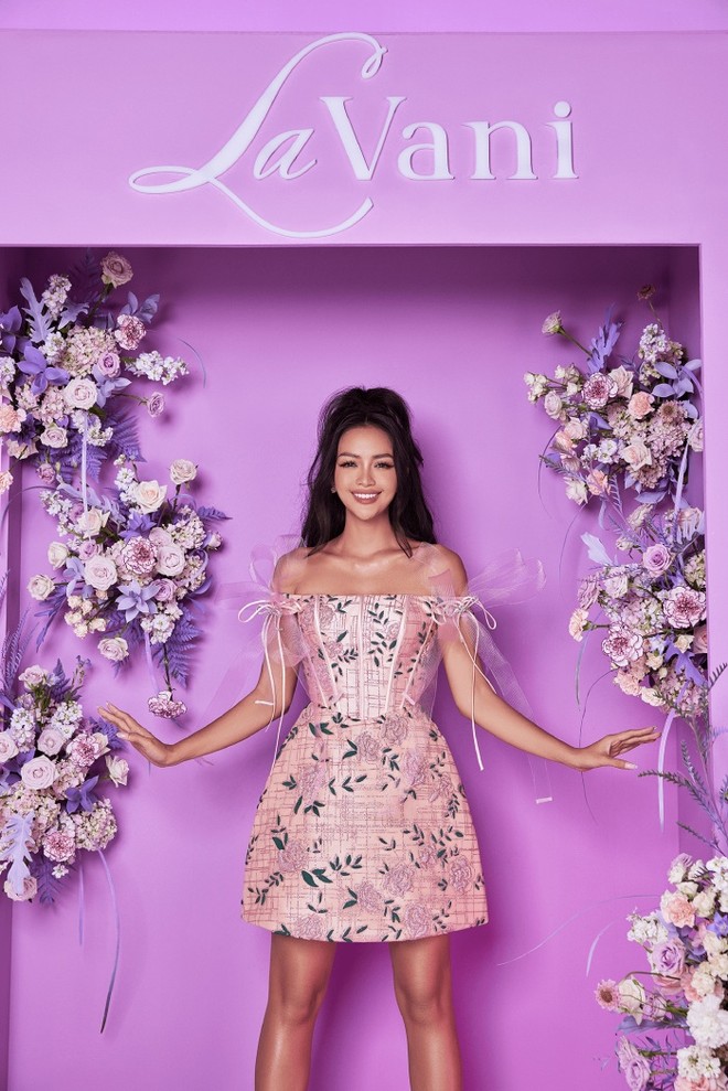 Hoa hậu Khánh Vân hoá thân thành búp bê công chúa, “điệu đà" bên Hoa hậu Ngọc Châu