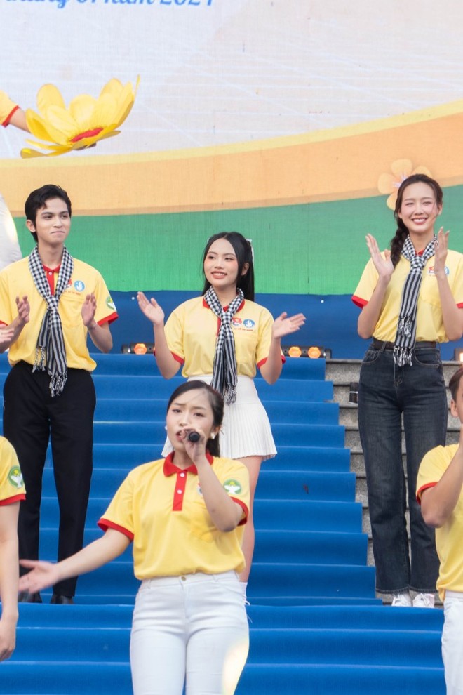 Phương Mỹ Chi cùng 3 đại sứ của chiến dịch đã hòa cùng các bạn sinh viên hát vang ca khúc chủ đề “Bài ca Xuân tình nguyện”