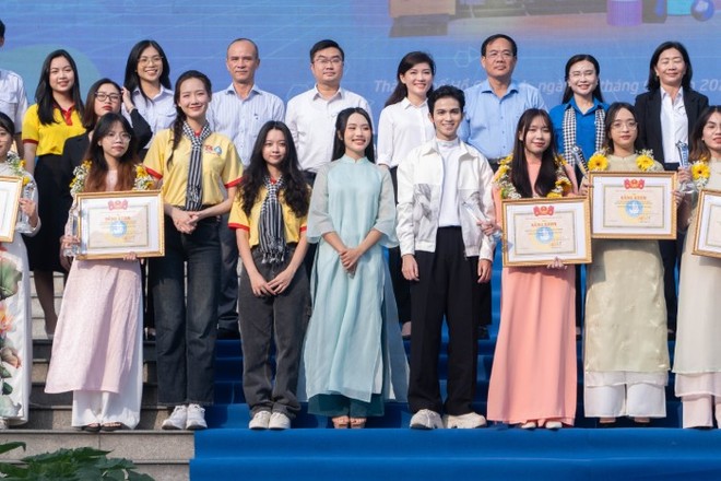 Phương Mỹ Chi diện áo dài xanh cùng Ban Thư ký Trung ương Hội Sinh viên Việt Nam đã tuyên dương 29 tập thể đạt danh hiệu &quot;Tập thể Sinh viên 5 tốt” cấp Trung ương năm học 2022 - 2023