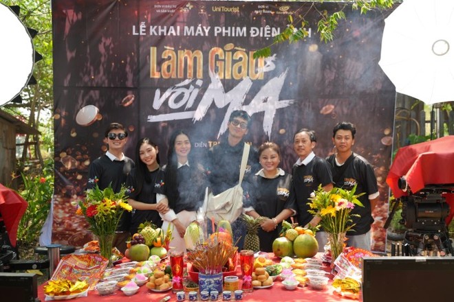 NSUT Hoài Linh xuất hiện trong ngày khai máy "Làm giàu với ma"