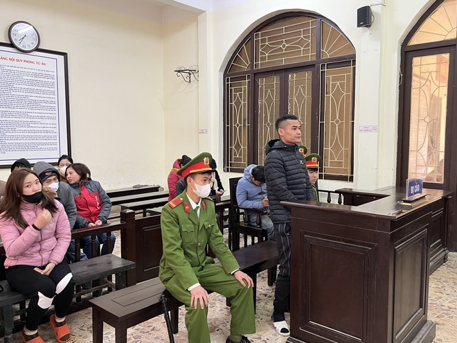 Bị cáo Nguyễn Việt Anh bị xét xử tội tàng trữ hàng cấm