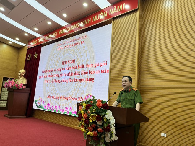 Đại tá Lê Văn Hiến, Phó Trưởng Công an quận Đống Đa phát biểu khai mạc hội nghị