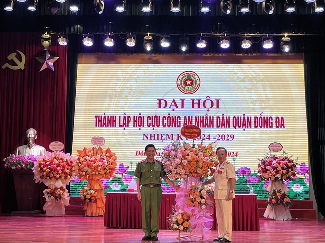 Thiếu tướng Nguyễn Đức Nghi tặng hoa chúc mừng Đại hội