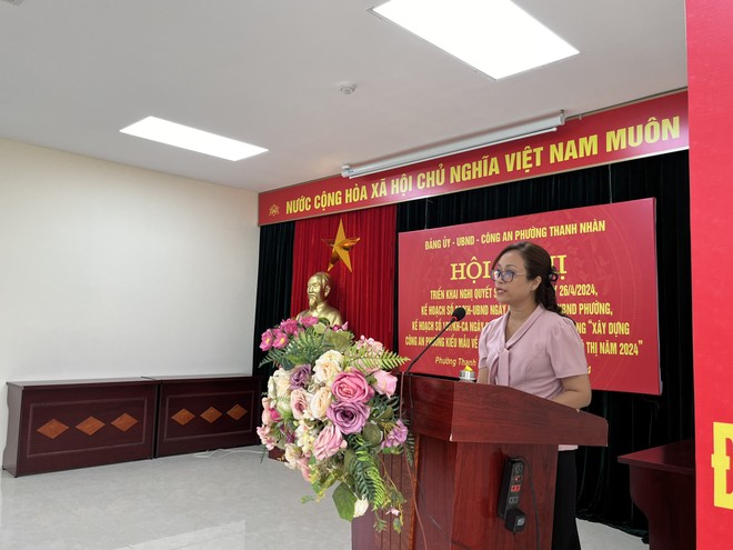 Đồng chí Vũ Thanh Loan - Bí thư Đảng ủy phường Thanh Nhàn phát biểu tại hội nghị
