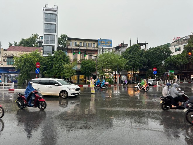 CBCS Đội CSGT số 1, Phòng CSGT CATP Hà Nội bám đường, phân luồng giữa thời tiết mưa rét sáng 23/1.