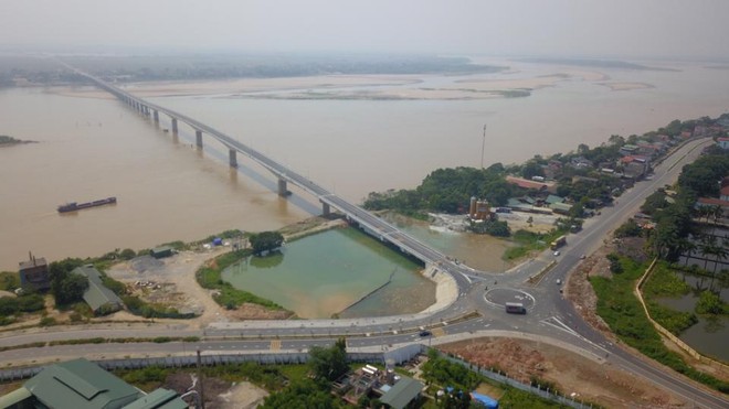 Cầu Việt Trì- Ba Vì hay còn gọi là cầu Văn Lang