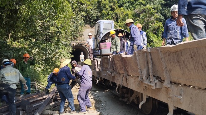 Công nhân đường sắt khắc phục sạt lở hầm Bãi Gió- hầm đường sắt Đèo Cả