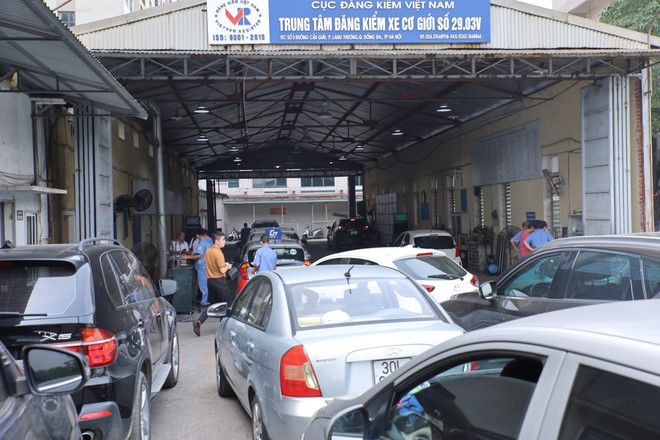 Nhiều trung tâm đăng kiểm ở Hà Nội rơi vào cảnh ùn tắc do nhiều chủ xe đưa phương tiện đến kiểm định