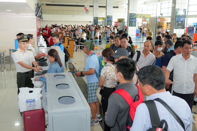 Để phục vụ nhu cầu đi lại đông đúc, sân bay quốc tế Nội Bài mở tối đa các cửa kiểm tra an ninh và làn soát vé