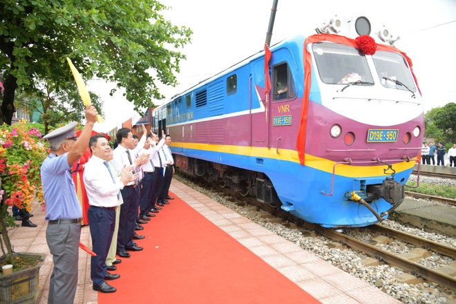 Đoàn tàu hàng liên vận đầu tiên từ ga Cao Xá gồm 12 toa chở hàng hóa như lưu huỳnh, nhôm và sữa