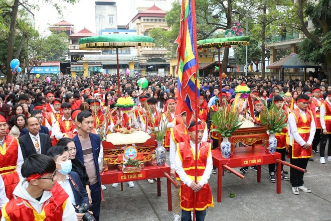 Người dân nô nức theo đoàn rước lễ.