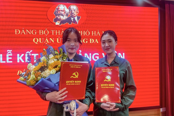 Hai cô gái Hà Nội vinh dự được kết nạp Đảng trước ngày nhập ngũ thực hiện trách nhiệm của tuổi trẻ với Tổ quốc