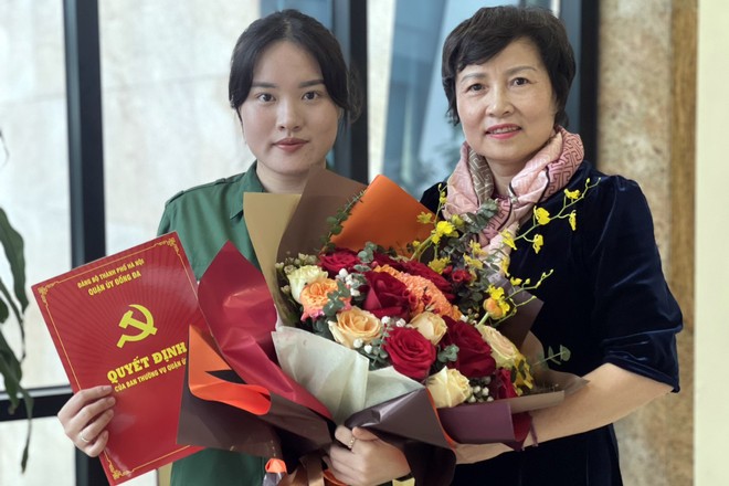 Tân binh Hoàng Ngọc Anh và mẹ sau khi nhận quyết định kết nạp Đảng.
