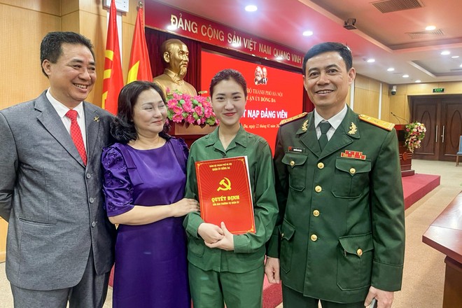 Nữ tân binh, đảng viên trẻ Lê Linh Chi cùng gia đình và đại diện Ban Chỉ huy Quân sự quận Đống Đa.