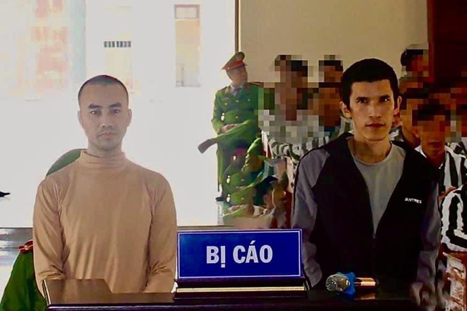 Hai bị cáo tại phiên toà xét xử lưu động