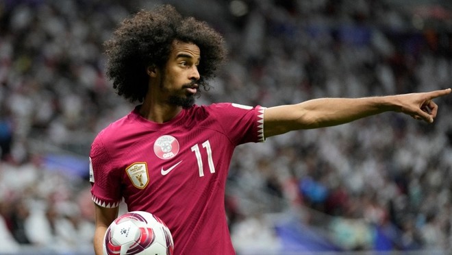 1. Akram Afif (Qatar). Akram Afif là cầu thủ thi đấu nổi bật nhất của đội chủ nhà. Chân sút 27 tuổi này đã ghi 3 bàn giúp Qatar giành chiến thắng trước Lebanon và Tajikistan để sớm có vé đi tiếp. Akram Afif cũng đang là cầu thủ có điểm số cao nhất trên SofaScore với 9,10 điểm. Đang thi đấu cho Al Sadd (Saudi Pro League), nhưng phong độ này có thể giúp Akram Afif được nhiều CLB châu Âu để ý.