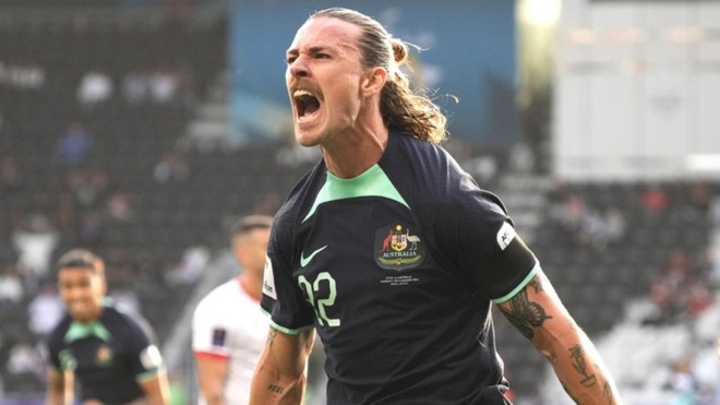 3. Jackson Irvine (Australia). Tiền vệ cao 1m90 này ghi 2 bàn quan trọng ở các trận với Ấn Độ và Syria, giúp Australia trở thành đội bóng tiếp theo giành vé vào vòng 1/8. Jackson Irvine đang chơi ở Bundesliga 2 nhưng nhiều chuyên gia cho rằng anh xứng đáng có một CLB tốt hơn ở một giải đấu hạng cao hơn.