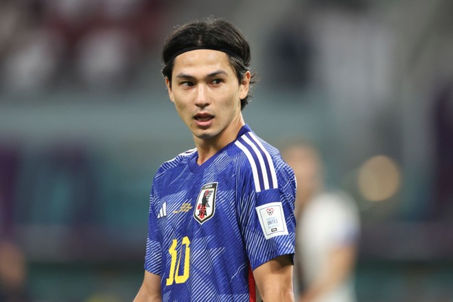 6. Takumi Minamino (Nhật Bản). Mới ngày nào còn là một tài năng trẻ, Minamino giờ đã U30 (sinh năm 1995) và đang ở đỉnh cao của sự nghiệp. Trong một đội hình toàn sao của Nhật Bản, Minamino vẫn cho thấy giá trị nhờ sự nhanh nhẹn, kỹ thuật, lắt léo và đầy sắc bén trước khung thành đối phương. Giấc mơ lên ngôi của người Nhật có lẽ sẽ phụ thuộc không nhỏ vào phong độ của Minamino ở giải đấu năm nay.