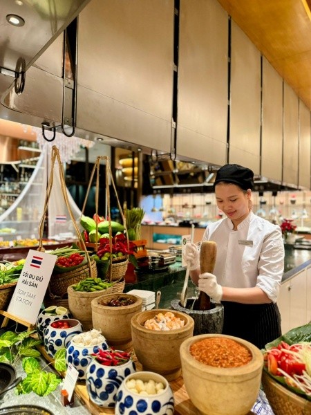 Tiệc buffet chủ đề mỗi tuần đưa thực khách “du ngoạn” qua những nền ẩm thực đặc sắc nhất của châu lục