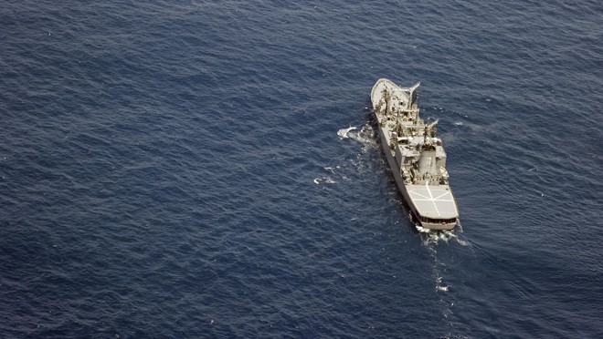 Tàu quân sự Nhật Bản tham gia tìm kiếm 2 trực thăng gặp nạn