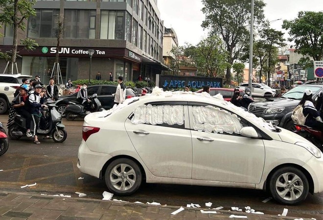 Hình ảnh chiếc xe ô tô bị dán kín băng vệ sinh được đăng tải lên mạng xã hội