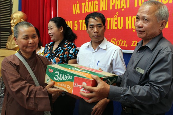 Báo ANTĐ cùng các nhà hảo tâm mang hơi ấm đến vùng cao Sơn La ảnh 7