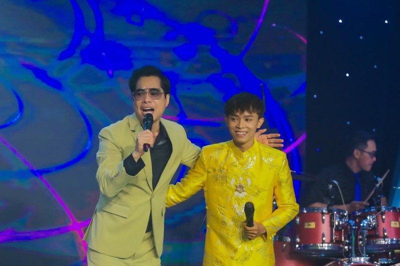 Hồ Văn Cường bối rối khi được khán giả lên sân khấu tặng vàng | Báo điện tử  An ninh Thủ đô