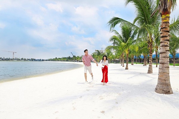 Sắm vai bãi biển tại Vinhomes Ocean Park, bạn không chỉ được trải nghiệm những ngày nghỉ đầy thú vị mà còn có cơ hội chụp ảnh tuyệt đẹp với nắng vàng rực rỡ hay bầu trời hoàng hôn ngập tràn sắc màu. Đừng quên thưởng thức phong cách sống sang trọng và tiện nghi tại đây.